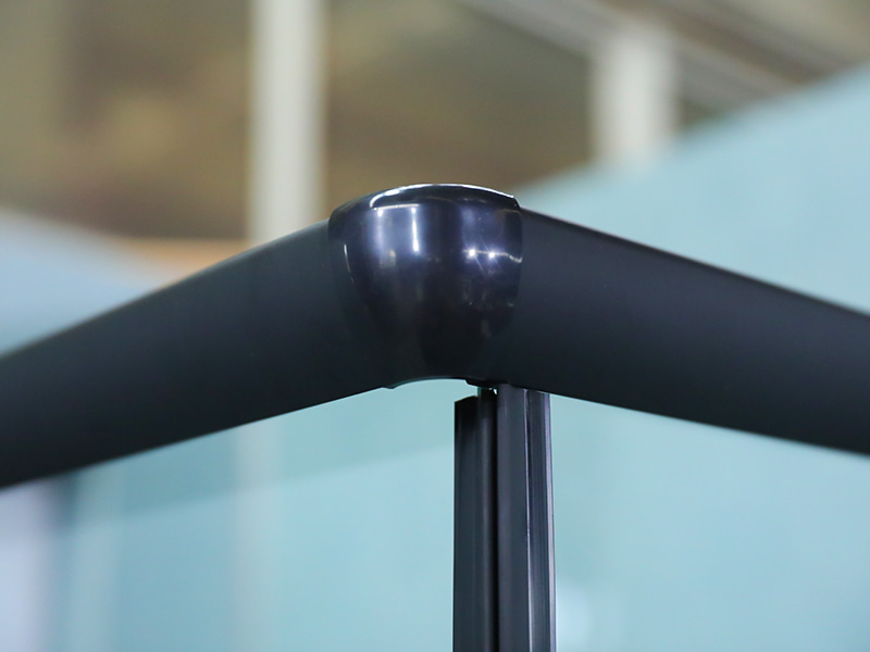 RE posuvný sprchový kout, čiré tvrzené sklo s potiskem, černý hliníkový profil, rukojeť s dvojitými otvory, s podnosem RE posuvný sprchový kout, čiré tvrzené sklo s potiskem, černý hliníkový profil, rukojeť s dvojitými otvory, s podnosem