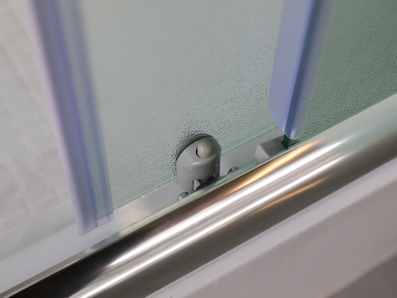 RE Posuvný sprchový kout, matné tvrzené sklo, chromovaný hliníkový profil, rukojeť s dvojitými otvory, s vaničkou RE Posuvný sprchový kout, matné tvrzené sklo, chromovaný hliníkový profil, rukojeť s dvojitými otvory, s vaničkou