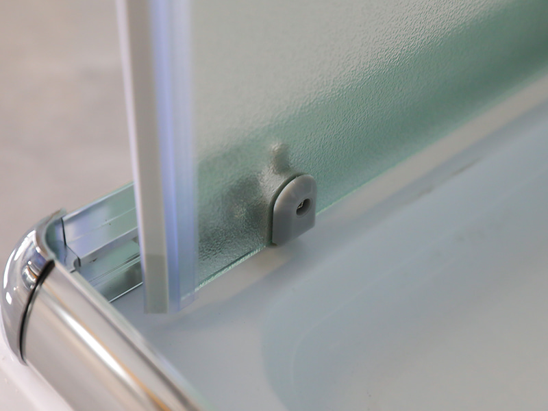 RE Posuvný sprchový kout, matné tvrzené sklo, chromovaný hliníkový profil, rukojeť s dvojitými otvory, s vaničkou RE Posuvný sprchový kout, matné tvrzené sklo, chromovaný hliníkový profil, rukojeť s dvojitými otvory, s vaničkou