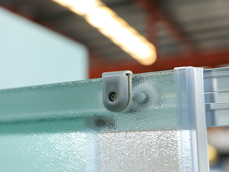 RE Posuvný sprchový kout, matné tvrzené sklo, chromovaný hliníkový profil, rukojeť s dvojitými otvory, s vaničkou RE Posuvný sprchový kout, matné tvrzené sklo, chromovaný hliníkový profil, rukojeť s dvojitými otvory, s vaničkou