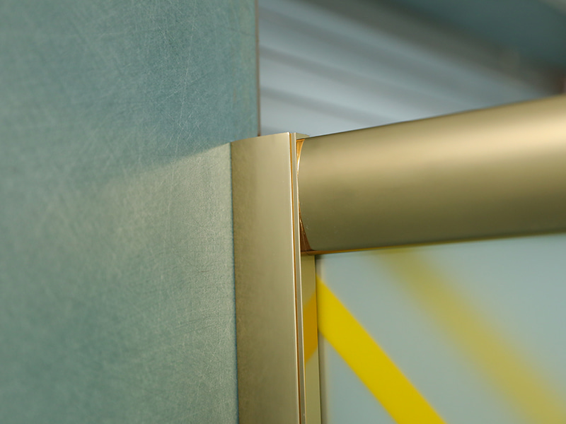 RE posuvný sprchový kout, matné tvrzené sklo s potiskem, zlatý hliníkový profil, rukojeť s dvojitými otvory, s vaničkou RE posuvný sprchový kout, matné tvrzené sklo s potiskem, zlatý hliníkový profil, rukojeť s dvojitými otvory, s vaničkou