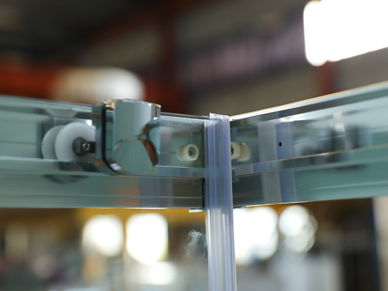 RE posuvný sprchový kout, čiré tvrzené sklo, chromovaný hliníkový profil, rukojeť s dvojitými otvory, s vaničkou RE posuvný sprchový kout, čiré tvrzené sklo, chromovaný hliníkový profil, rukojeť s dvojitými otvory, s vaničkou