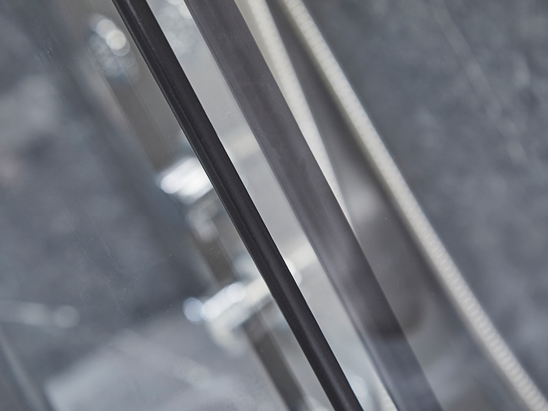 SE posuvné skleněné dveře do sprchového koutu, černý hliníkový profil SE posuvné skleněné dveře do sprchového koutu, černý hliníkový profil